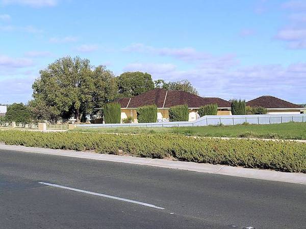 MAGNIFICENT HIGHWAY DEVELOPMENT SITE - OUTSTANDING EXPOSURE Picture 3