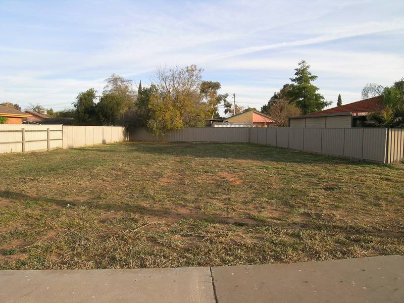 A GREAT LOCATION TO BUILD YOUR FIRST HOME Picture 1