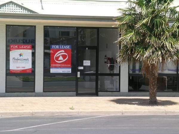 LARGE SHOWROOM IN MADDEN Picture 3