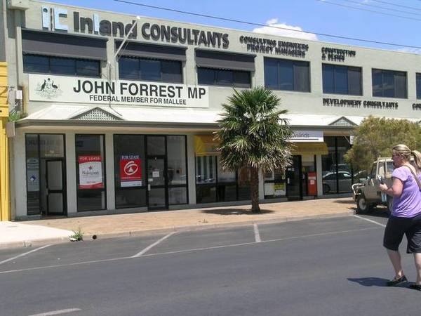 LARGE SHOWROOM IN MADDEN Picture 2