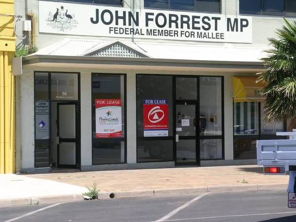 LARGE SHOWROOM IN MADDEN Picture 1