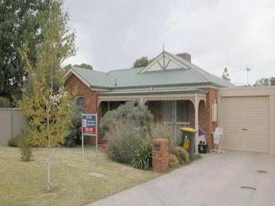 WELL PRESENTED RED CLIFFS TOWN HOUSE Picture