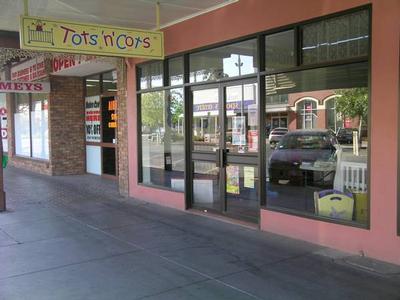 MODERN RETAIL SPACE CLOSE TO THE MALL Picture