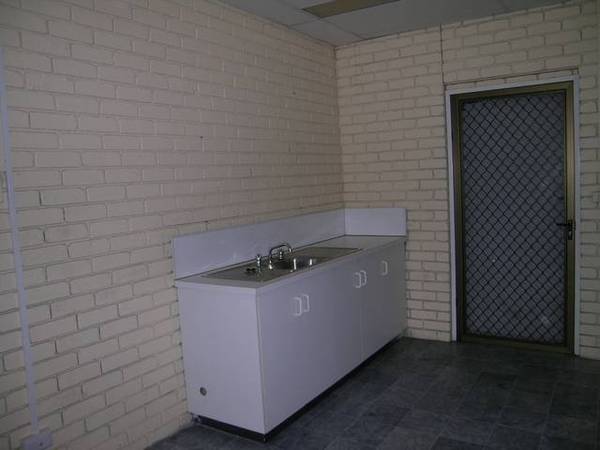 NEAT & TIDY ON TENTH Picture 3