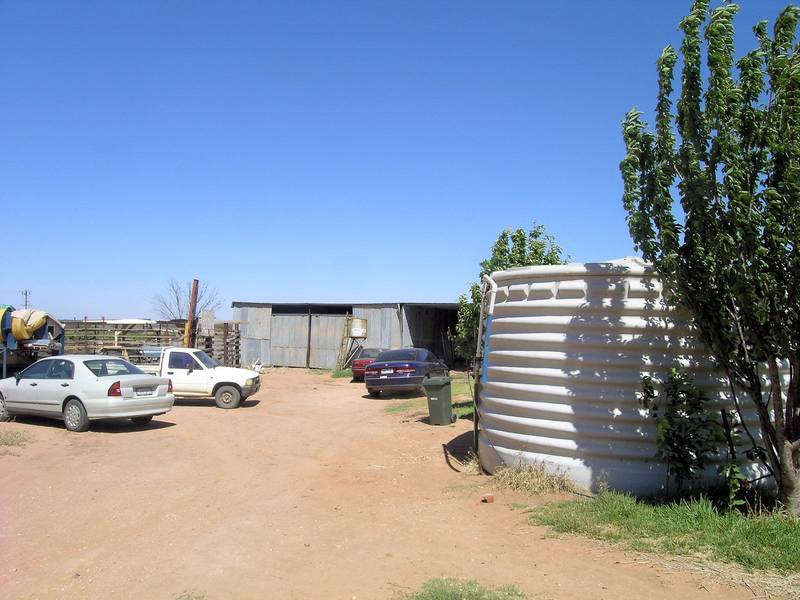 SETTLE IN AND MAKE IT YOUR OWN Picture 3