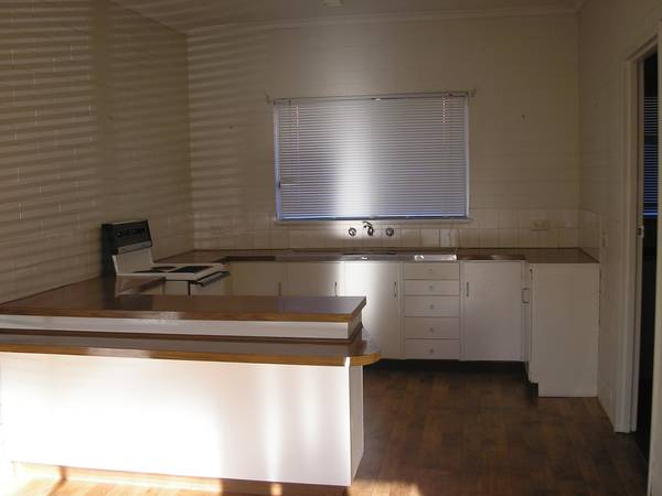 WALKING DISTANCE TO TOWN Picture 2