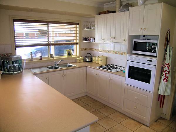 PERFECT BLEND OF LOCATION, SPACE & PRICE! Picture 2