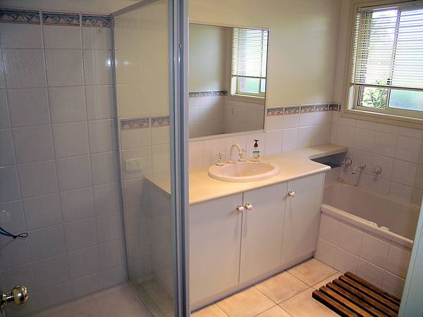 PERFECT BLEND OF LOCATION, SPACE & PRICE! Picture 3