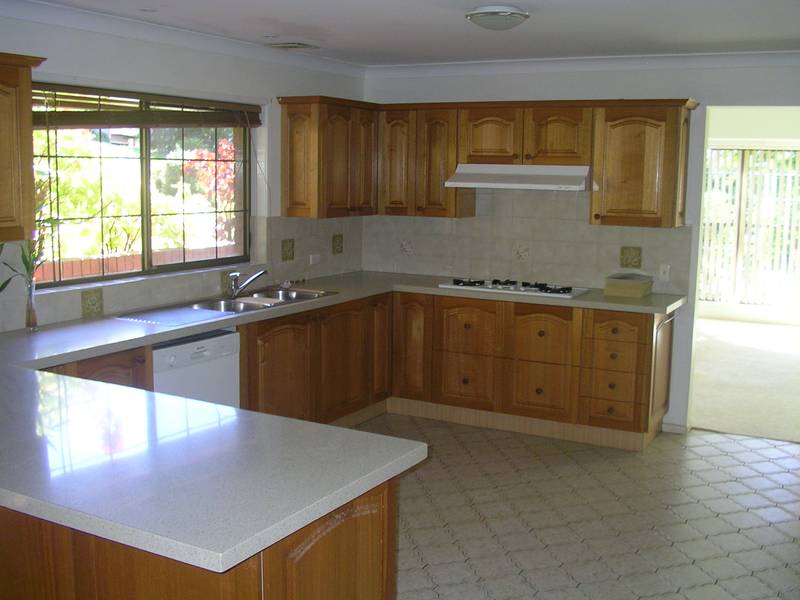 LARGE 3 BEDROOM FAMILY HOME!! Picture 2