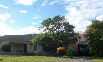 LOCATED OPPOSITE LAGUNA PARK - 3 BEDROOM OLDER STYLE UNIT - AVAILABLE FOR SHORT LEASE!! Picture