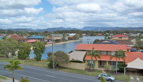 GREAT LOCATION WITH WATER VIEW Picture 2