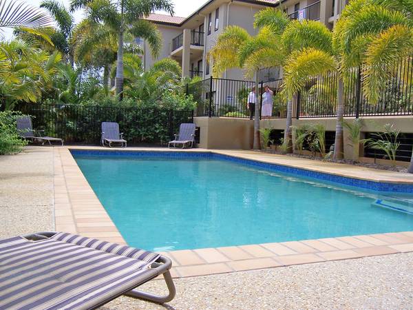 GREAT LOCATION WITH WATER VIEW Picture 3