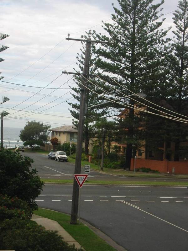 Just in time for Summer - Walk to the beach! Picture 2