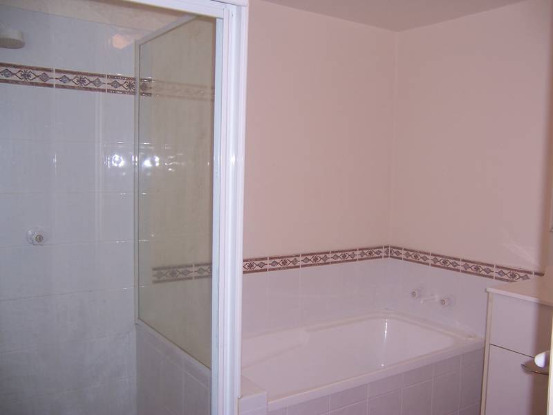 Just in time for Summer - Walk to the beach! Picture 3