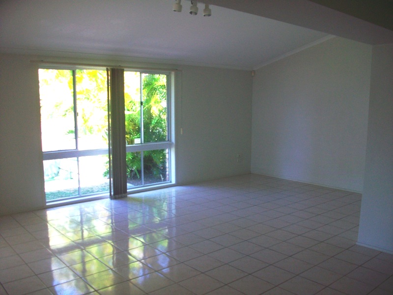 LARGE 4 BEDROOM HOME - PETS OK!! Picture 2