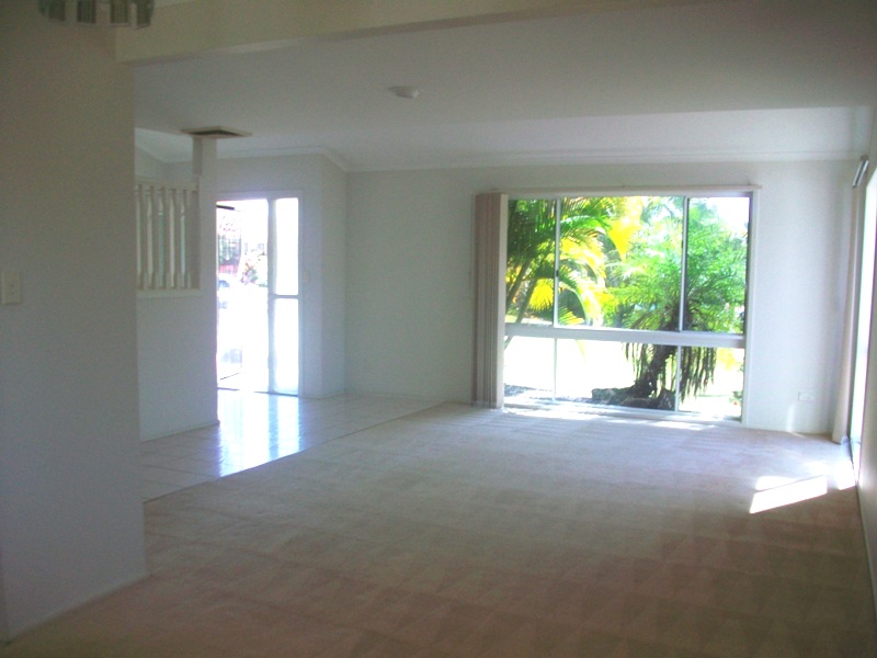 LARGE 4 BEDROOM HOME - PETS OK!! Picture 3