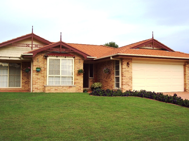 4 BEDROOM HOME WITH AIR CON - PETS OK!! Picture 1