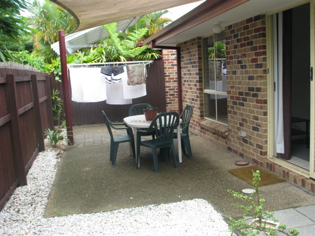 3 BEDROOM DUPLEX IN QUIET STREET - PET CONSIDERED!! Picture 2