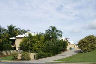 SPLIT LEVEL TOWNHOUSE WITH NEW CARPET & PAINT!! Picture 1