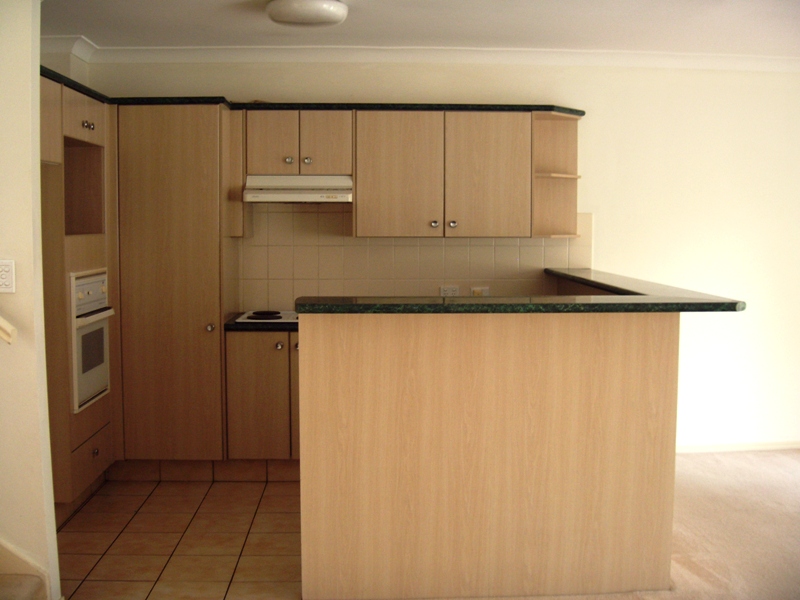 SPLIT LEVEL TOWNHOUSE WITH NEW CARPET & PAINT!! Picture 2