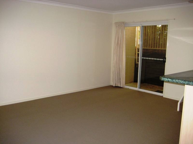 SPLIT LEVEL TOWNHOUSE WITH NEW CARPET & PAINT!! Picture 3