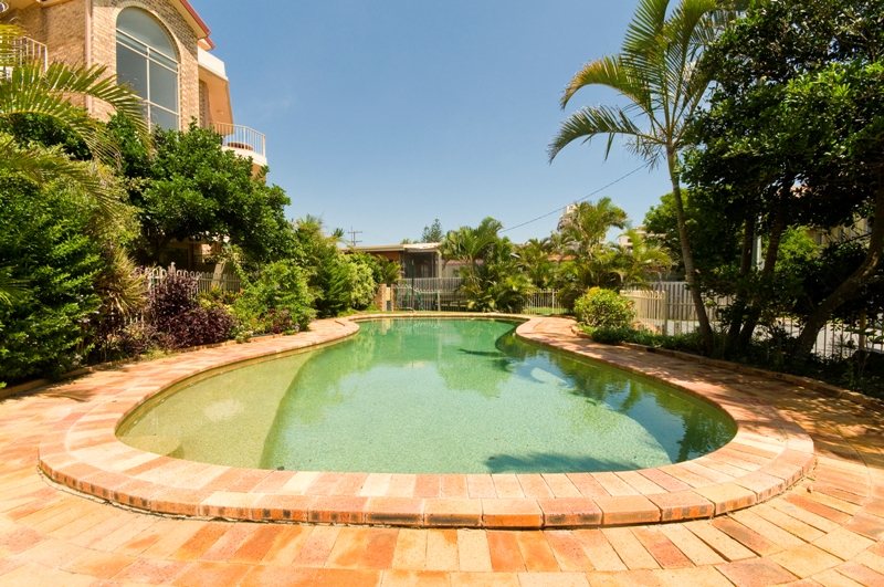 SUNNY & SPACIOUS UNIT IN SMALL BLOCK - WALK TO BEACH & IN-GROUND POOL Picture 3