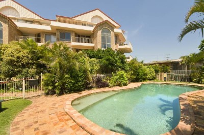 SUNNY & SPACIOUS UNIT IN SMALL BLOCK - WALK TO BEACH & IN-GROUND POOL Picture