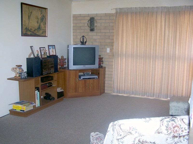 TWO BEDROOM UNIT IN QUIET BLOCK Picture 2