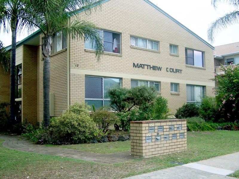 TWO BEDROOM UNIT IN QUIET BLOCK Picture 1