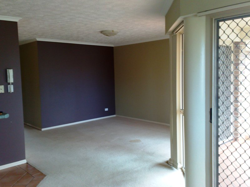 PRIME LOCATION - TOP FLOOR UNIT WITH VIEWS TO THE OCEAN!! Picture 1