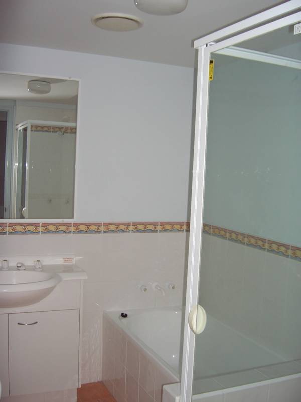 TOP FLOOR 2 BEDROOM UNIT WITH OCEAN VIEWS Picture