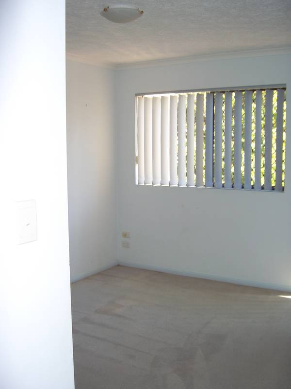 TOP FLOOR 2 BEDROOM UNIT WITH OCEAN VIEWS Picture