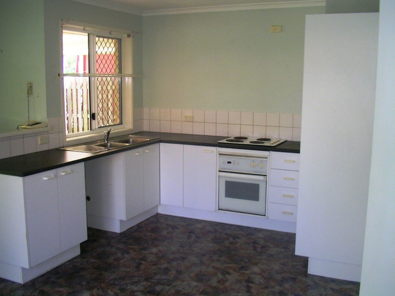 3 BEDROOM DUPLEX - FRESH PAINT & NEW CARPET - PET CONSIDERED! Picture