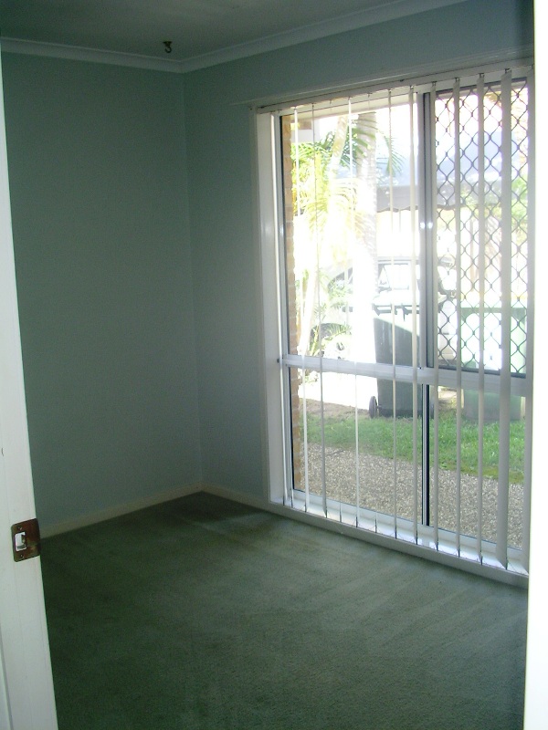 3 BEDROOM DUPLEX - FRESH PAINT & NEW CARPET - PET CONSIDERED! Picture