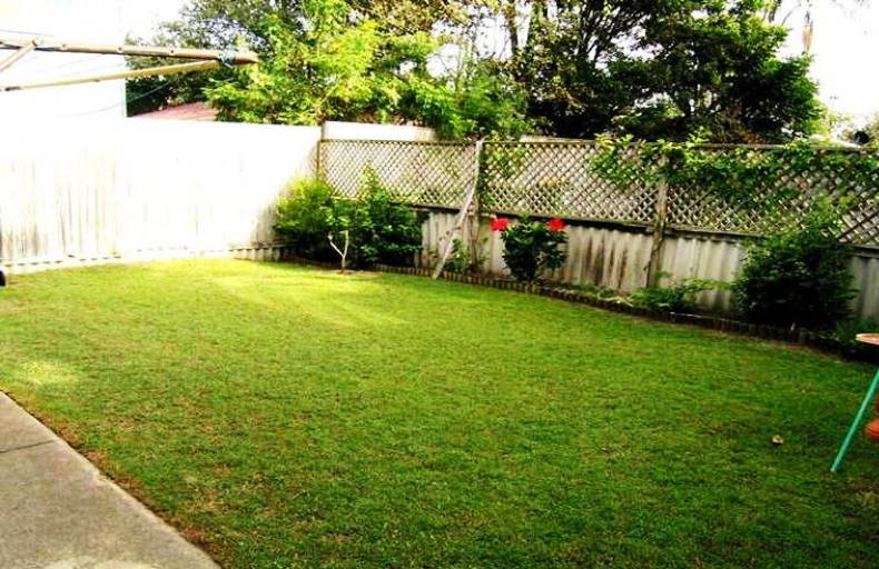 CUTE 2 BEDROOM DUPLEX ONLY 150m TO THE BEACH Picture 3