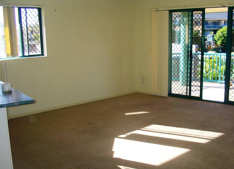 TOP FLOOR UNIT - CLOSE TO BEACH!! Picture 3