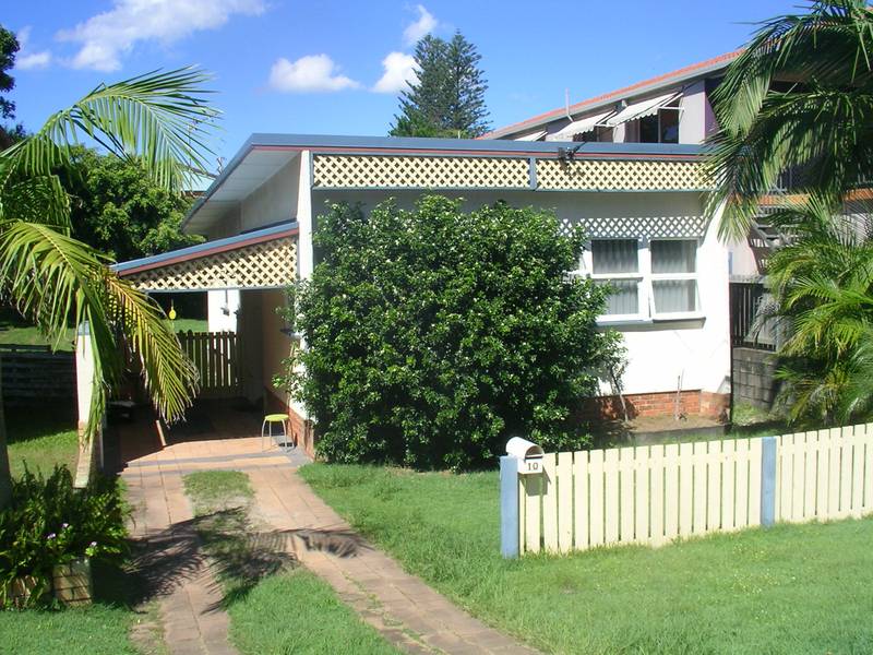 2 BEDROOM PLUS STUDY BEACH SHACK WITH FULLY FENCED YARD Picture