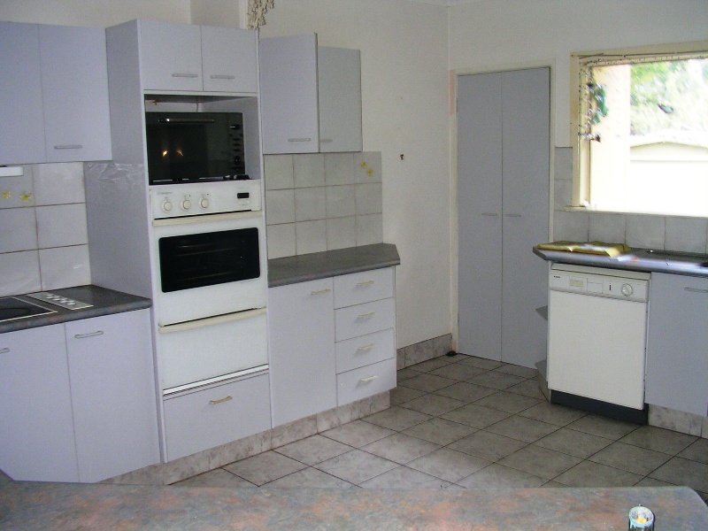 3 BEDROOM + STUDY HOME IN QUIET WATERFRONT STREET - MASSIVE BACKYARD FOR THE KIDS & PETS! Picture