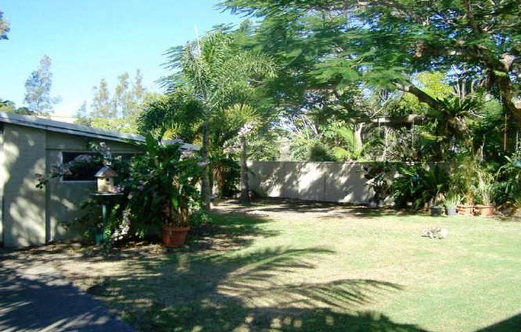 3 BEDROOM + STUDY HOME IN QUIET WATERFRONT STREET - MASSIVE BACKYARD FOR THE KIDS & PETS! Picture