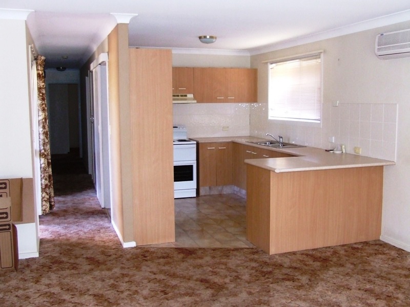 CENTRAL LOCATION!! 3 BEDROOM HOUSE ONLY A SHORT WALK TO ALL YOU NEED!! Picture 2