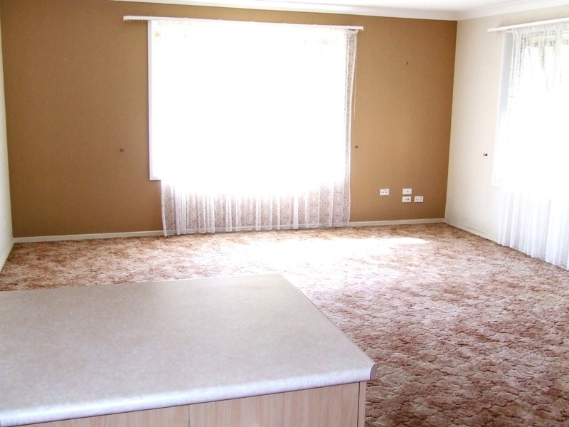 CENTRAL LOCATION!! 3 BEDROOM HOUSE ONLY A SHORT WALK TO ALL YOU NEED!! Picture 3