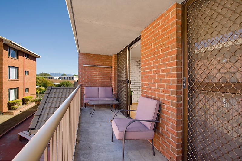 MODERN 2 BEDROOM UNIT!! ONLY A HOP, SKIP & JUMP TO THE BEACH!! Picture 2