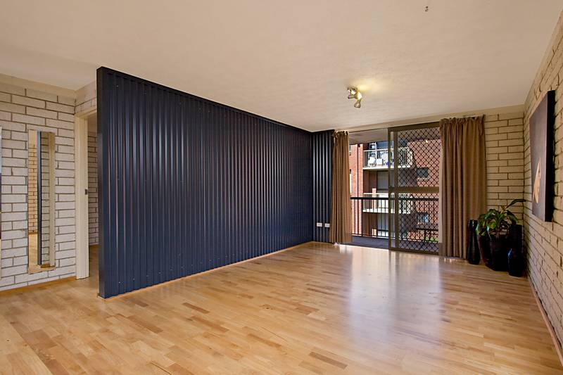 MODERN 2 BEDROOM UNIT!! ONLY A HOP, SKIP & JUMP TO THE BEACH!! Picture 3