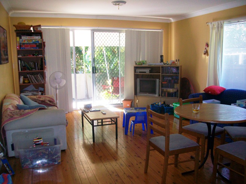 4 BEDROOM HOME - PETS OK!! Picture 2