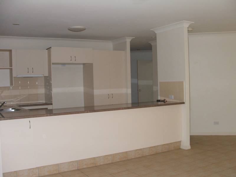 LARGE 3 BEDROOM DUPLEX WITH AIR CON! Picture 3