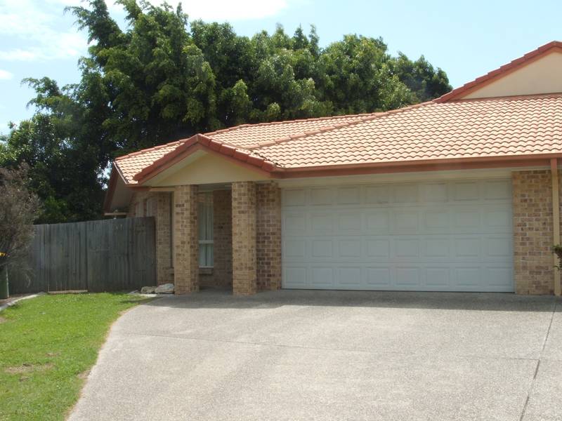 LARGE 3 BEDROOM DUPLEX WITH AIR CON! Picture 1