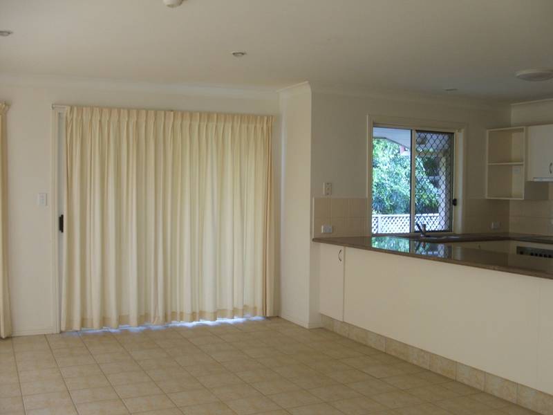 LARGE 3 BEDROOM DUPLEX WITH AIR CON! Picture 2