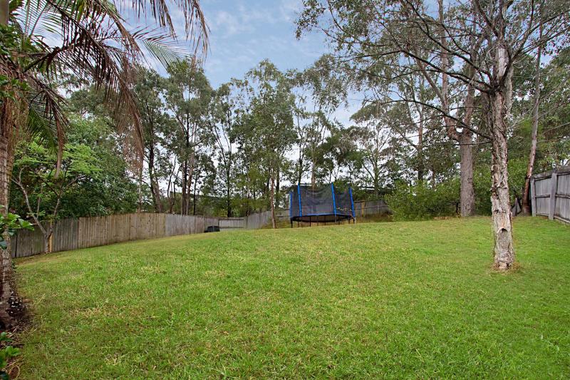 Bargain Buying in Central Elanora Cul de Sac Picture 3