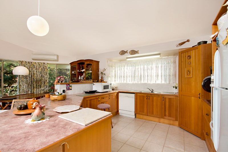 Large Waterfront Home Picture 3