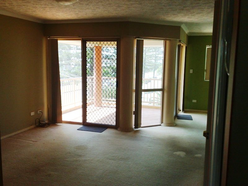 TOP FLOOR UNIT IN PALM BEACH!! BALCONY WITH OCEAN VIEWS!! Picture 3